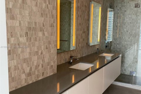 Condominio en alquiler en Miami, Florida, 3 dormitorios, 155.8 m2 № 1993762 - foto 11