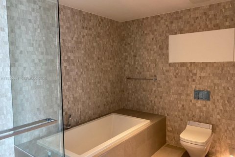 Condominio en alquiler en Miami, Florida, 3 dormitorios, 155.8 m2 № 1993762 - foto 12