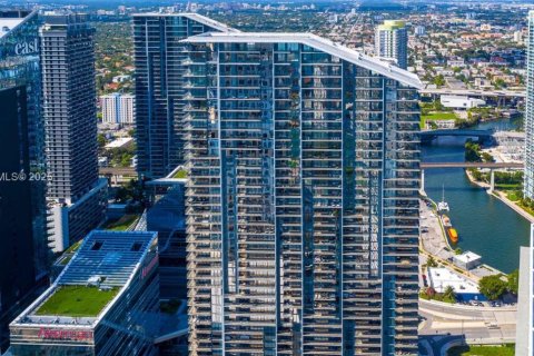 Condominio en alquiler en Miami, Florida, 3 dormitorios, 155.8 m2 № 1993762 - foto 1