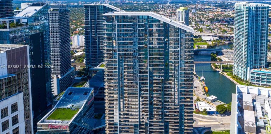 Condominio en Miami, Florida, 3 dormitorios  № 1993762