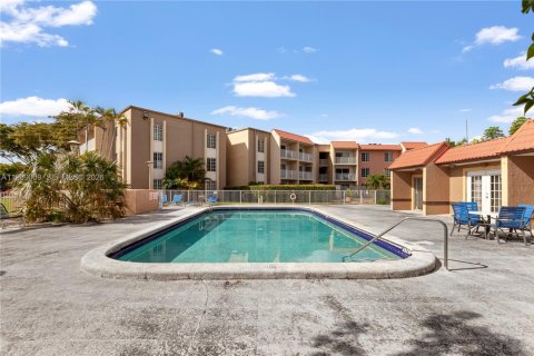 Condominio en alquiler en Doral, Florida, 1 dormitorio, 75.25 m2 № 2031867 - foto 18