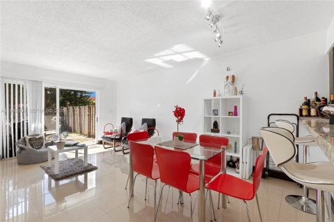 Condominio en alquiler en Doral, Florida, 1 dormitorio, 75.25 m2 № 2031867 - foto 3