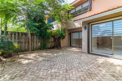 Touwnhouse à louer à Miami, Floride: 3 chambres, 175.59 m2 № 2008268 - photo 9