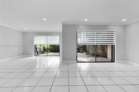 Touwnhouse à louer à Miami, Floride: 3 chambres, 175.59 m2 № 2008268 - photo 18