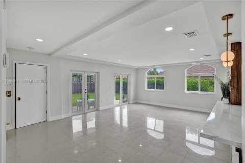 House in Miami, Florida 4 bedrooms, 310.48 sq.m. № 2254048 - photo 20