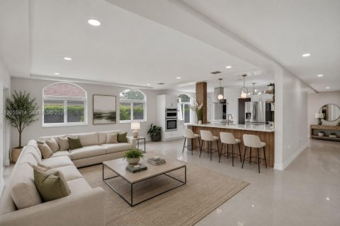 House in Miami, Florida 4 bedrooms, 310.48 sq.m. № 2254048 - photo 21