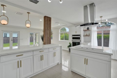 House in Miami, Florida 4 bedrooms, 310.48 sq.m. № 2254048 - photo 29