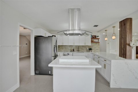 House in Miami, Florida 4 bedrooms, 310.48 sq.m. № 2254048 - photo 28