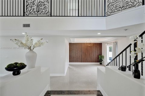 House in Miami, Florida 4 bedrooms, 310.48 sq.m. № 2254048 - photo 7