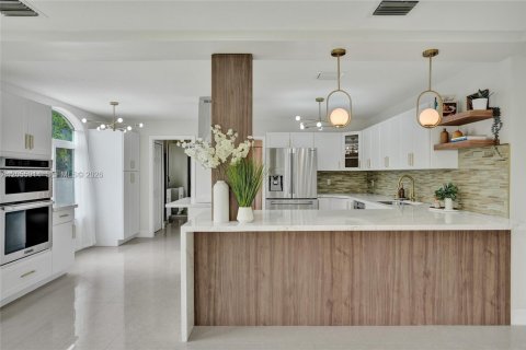 House in Miami, Florida 4 bedrooms, 310.48 sq.m. № 2254048 - photo 26