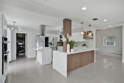 House in Miami, Florida 4 bedrooms, 310.48 sq.m. № 2254048 - photo 25