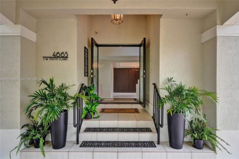 House in Miami, Florida 4 bedrooms, 310.48 sq.m. № 2254048 - photo 8