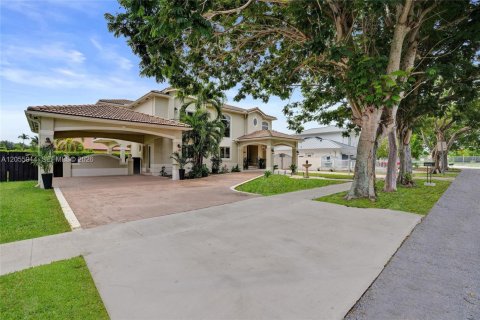 House in Miami, Florida 4 bedrooms, 310.48 sq.m. № 2254048 - photo 6