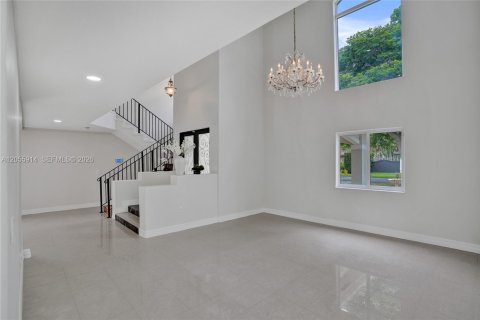 House in Miami, Florida 4 bedrooms, 310.48 sq.m. № 2254048 - photo 14
