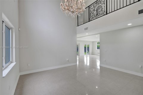 House in Miami, Florida 4 bedrooms, 310.48 sq.m. № 2254048 - photo 10