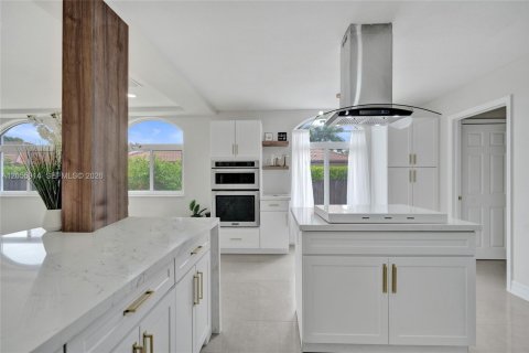 House in Miami, Florida 4 bedrooms, 310.48 sq.m. № 2254048 - photo 30