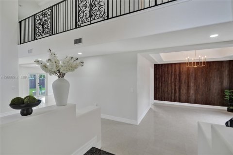 House in Miami, Florida 4 bedrooms, 310.48 sq.m. № 2254048 - photo 9