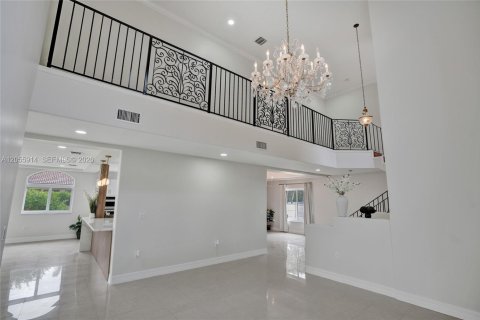 House in Miami, Florida 4 bedrooms, 310.48 sq.m. № 2254048 - photo 12