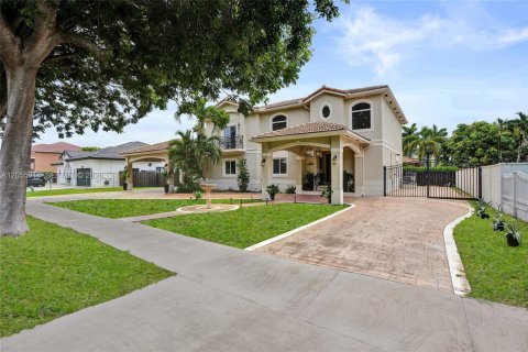 House in Miami, Florida 4 bedrooms, 310.48 sq.m. № 2254048 - photo 3
