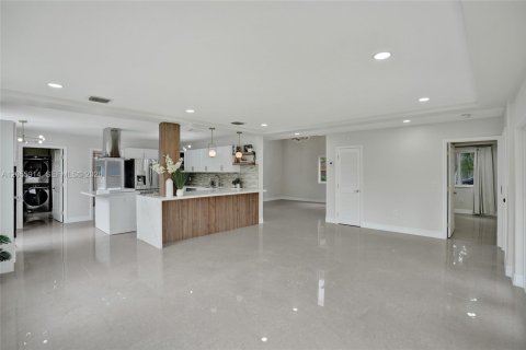 House in Miami, Florida 4 bedrooms, 310.48 sq.m. № 2254048 - photo 23