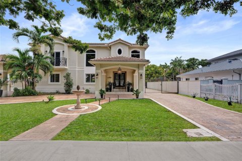House in Miami, Florida 4 bedrooms, 310.48 sq.m. № 2254048 - photo 5