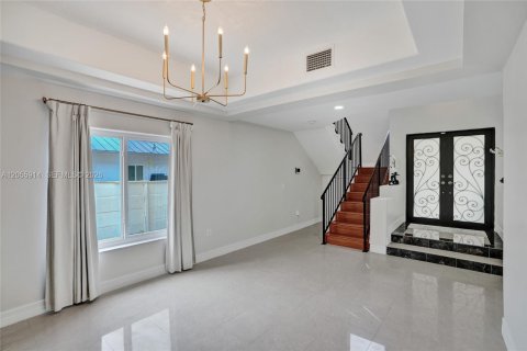 House in Miami, Florida 4 bedrooms, 310.48 sq.m. № 2254048 - photo 16