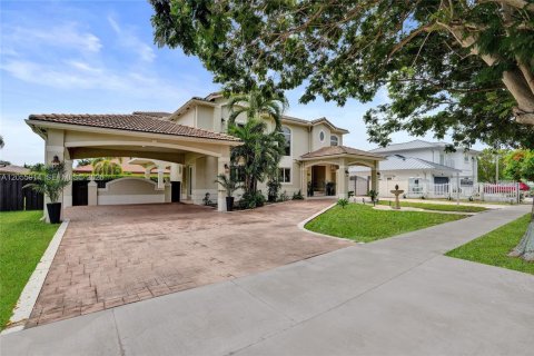 House in Miami, Florida 4 bedrooms, 310.48 sq.m. № 2254048 - photo 2