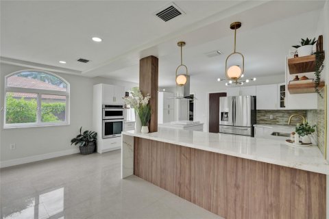 House in Miami, Florida 4 bedrooms, 310.48 sq.m. № 2254048 - photo 27