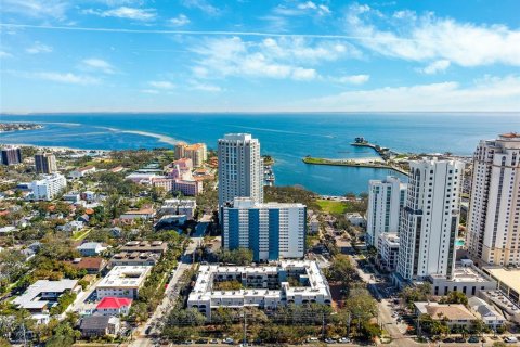 Condominio en alquiler en Saint Petersburg, Florida, 2 dormitorios, 106.84 m2 № 1875812 - foto 1