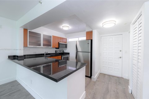 Condo in Miami, Florida, 1 bedroom  № 1862742 - photo 5