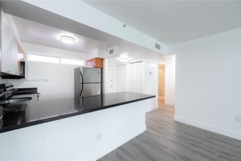 Condo in Miami, Florida, 1 bedroom  № 1862742 - photo 4