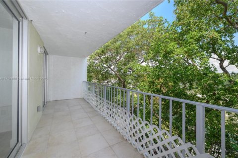 Condo in Miami, Florida, 1 bedroom  № 1862742 - photo 16