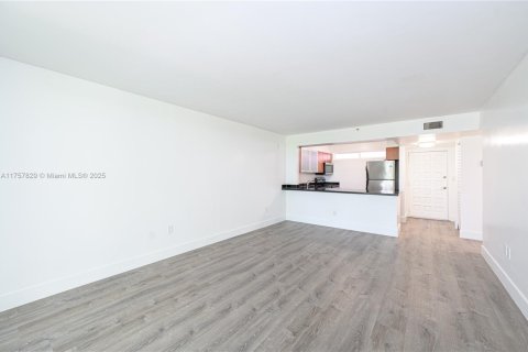 Condo in Miami, Florida, 1 bedroom  № 1862742 - photo 8
