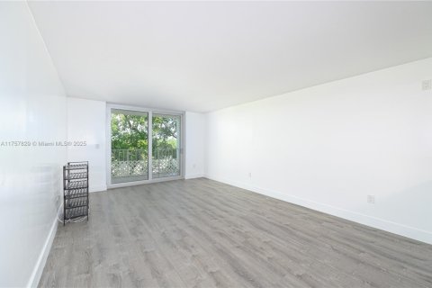 Condo in Miami, Florida, 1 bedroom  № 1862742 - photo 11