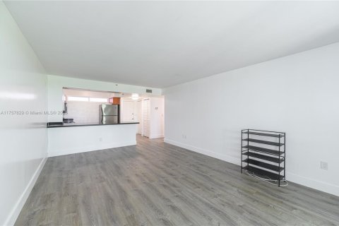 Condo in Miami, Florida, 1 bedroom  № 1862742 - photo 9