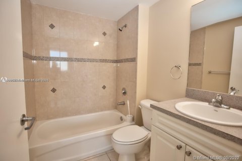 Condominio en alquiler en Miami, Florida, 2 dormitorios, 81.48 m2 № 1953558 - foto 2