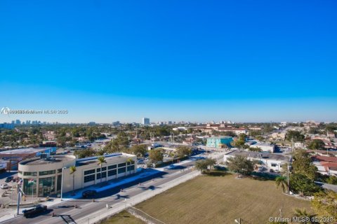 Condominio en alquiler en Miami, Florida, 2 dormitorios, 81.48 m2 № 1953558 - foto 11