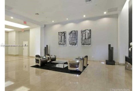 Condominio en alquiler en Miami, Florida, 2 dormitorios, 81.48 m2 № 1953558 - foto 3
