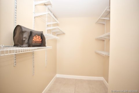 Condominio en alquiler en Miami, Florida, 2 dormitorios, 81.48 m2 № 1953558 - foto 8