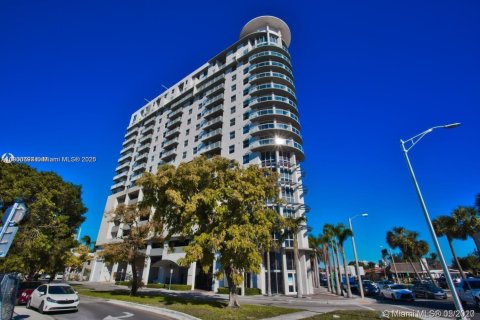Condominio en alquiler en Miami, Florida, 2 dormitorios, 81.48 m2 № 1953558 - foto 4