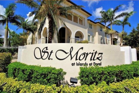 Condominio en Doral, Florida, 2 dormitorios № 2026637