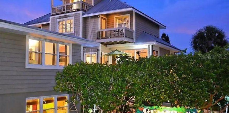 House in Sarasota, Florida 8 bedrooms, 493.59 sq.m. № 2235647