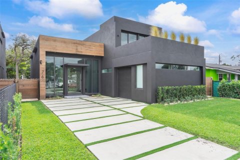 Villa ou maison à vendre à Miami, Floride: 5 chambres, 278.89 m2 № 1790148 - photo 1