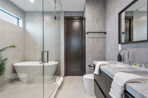 Villa ou maison à vendre à Miami, Floride: 5 chambres, 278.89 m2 № 1790148 - photo 17