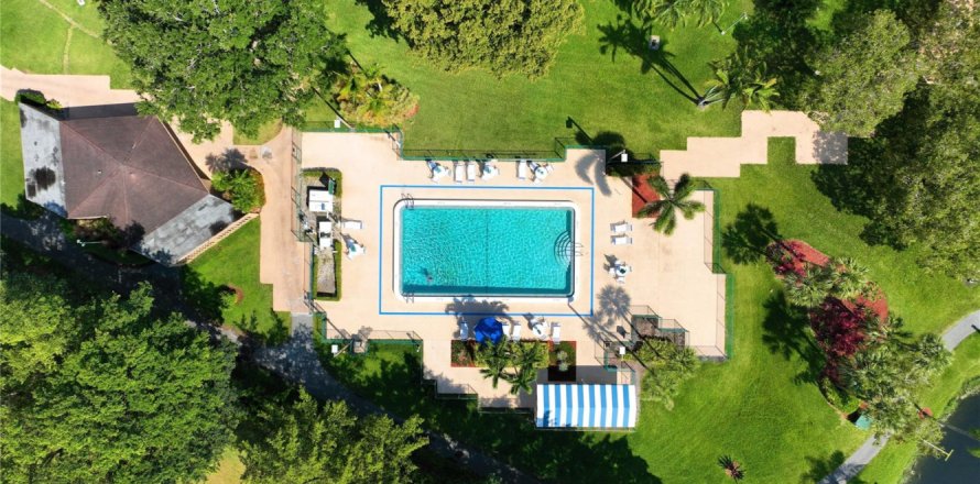 Condo in Pembroke Pines, Florida, 2 bedrooms № 1188540