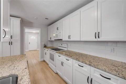 House in Palm Coast, Florida 3 bedrooms, 159.42 sq.m. № 1745148 - photo 11