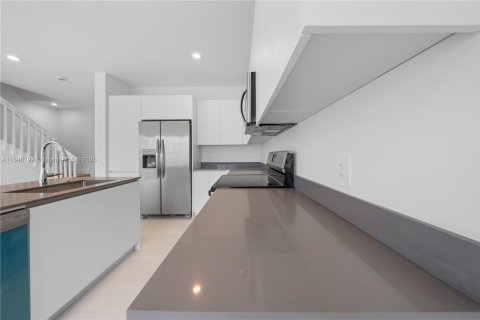 Снять в аренду таунхаус в Флорида-Сити, Флорида 3 спальни, 144.74м2, № 1958539 - фото 15