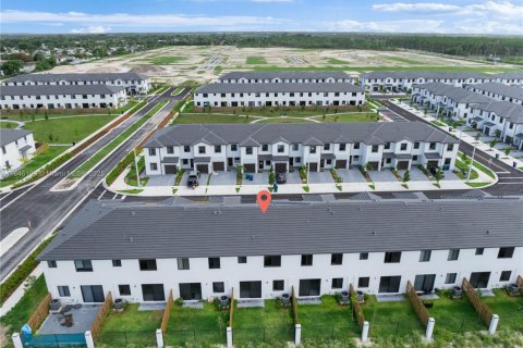 Снять в аренду таунхаус в Флорида-Сити, Флорида 3 спальни, 144.74м2, № 1958539 - фото 2