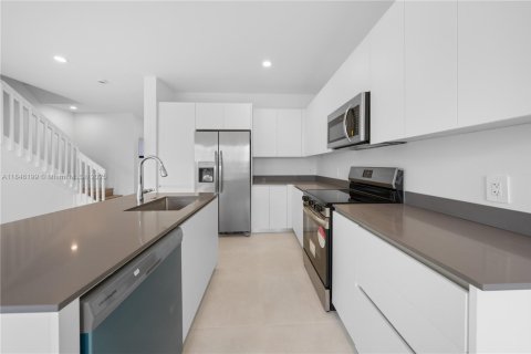 Снять в аренду таунхаус в Флорида-Сити, Флорида 3 спальни, 144.74м2, № 1958539 - фото 9