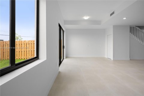 Снять в аренду таунхаус в Флорида-Сити, Флорида 3 спальни, 144.74м2, № 1958539 - фото 10